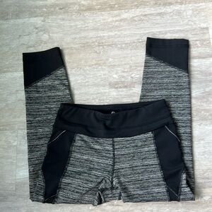 90 Degrees women’s black&white capri leggings